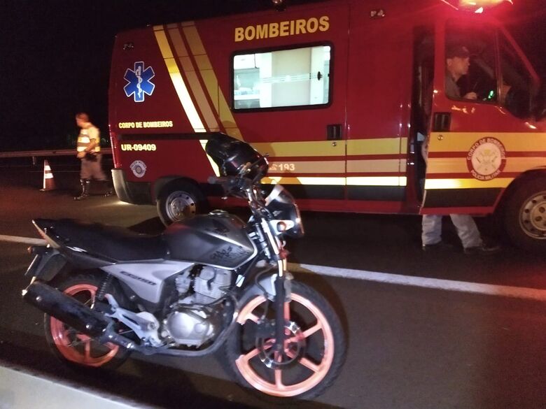Motociclista fica em estado gravíssimo após bater em traseira de caminhão na Washington Luiz - Crédito: São Carlos Agora