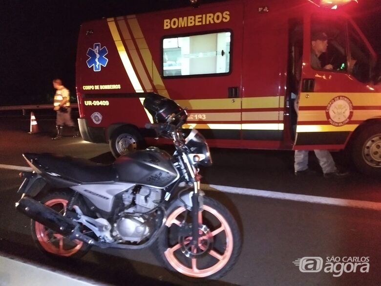 Motociclista fica em estado gravíssimo após bater em traseira de caminhão na Washington Luiz - Crédito: São Carlos Agora