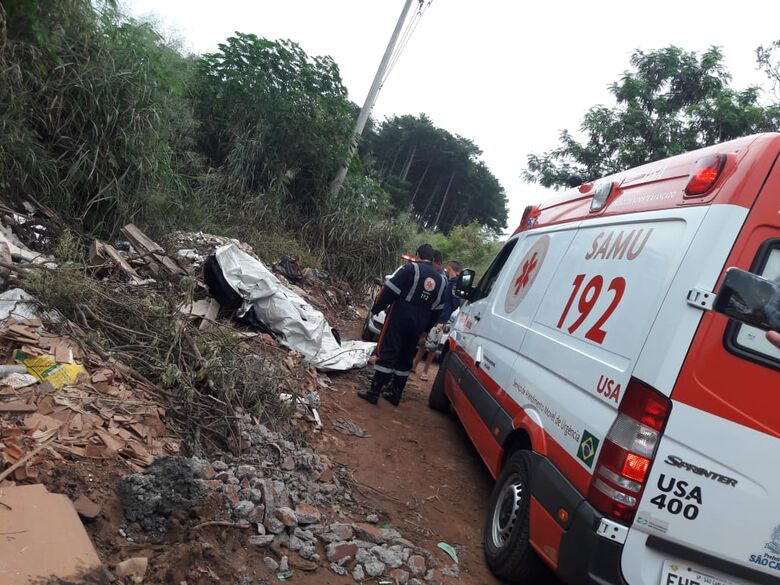 Homem é encontrado morto em estrada de terra; corpo estava em um monte de entulho - Crédito: São Carlos Agora