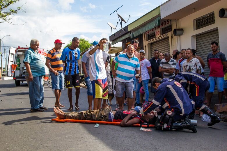 Colisão entre moto e bicicleta deixa duas pessoas gravemente feridas no Cidade Aracy - Crédito: São Carlos Agora