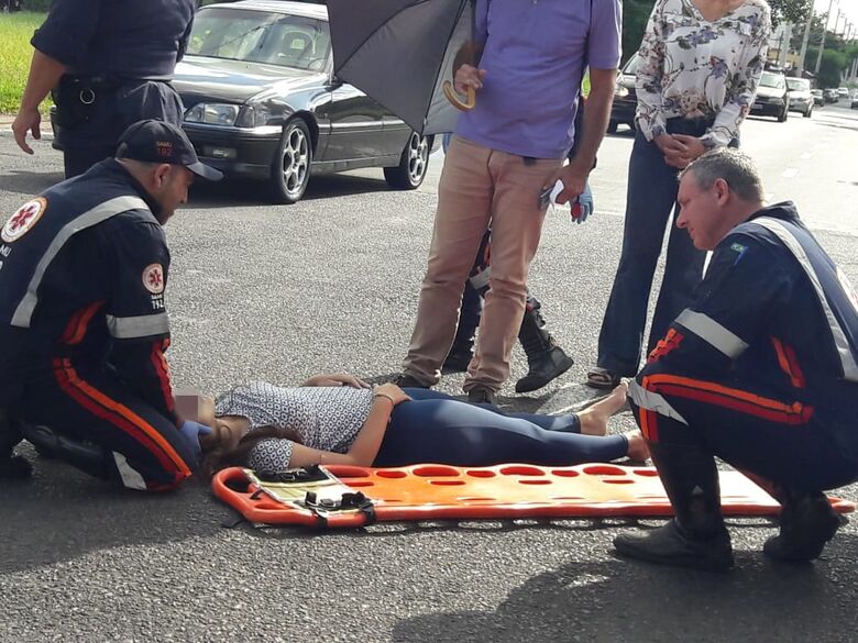 Motorista ‘fura’ pare e colide em moto no Santa Felícia - Crédito: São Carlos Agora
