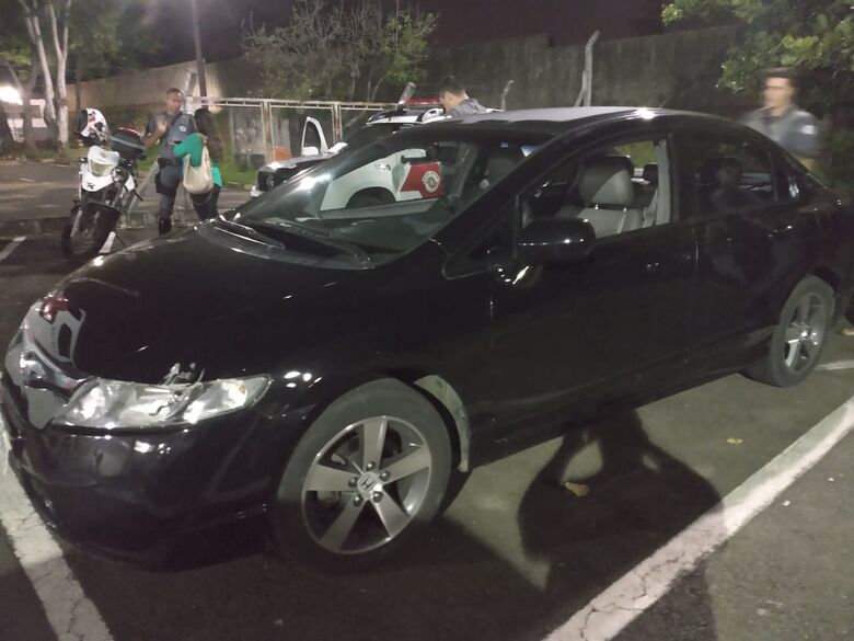 Motorista bate em carro estacionado, foge e ao ser cobrado dá várias marretadas no veículo - Crédito: Luciano Lopes