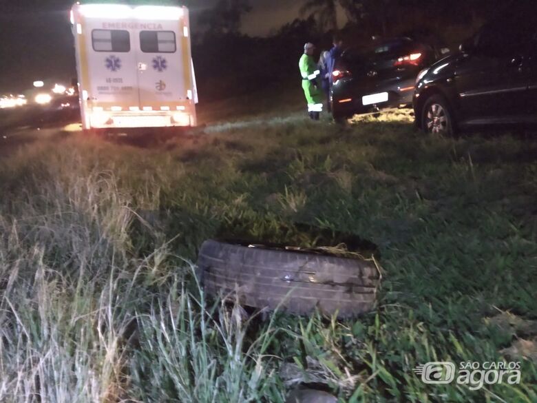 Motorista bate em guardrail após ser fechado por caminhão - Crédito: Luciano Lopes