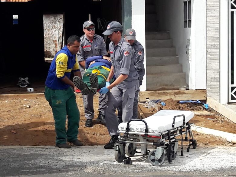 Motorista sofre queda durante trabalho no Santa Felícia - Crédito: Maycon Maximino