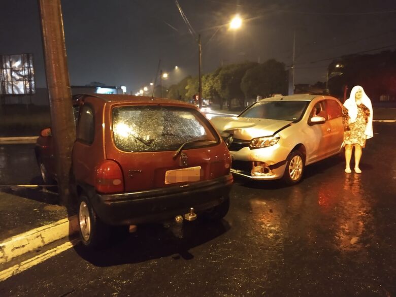 Corsa bate em poste após ser atingido por Sandero - Crédito: Luciano Lopes
