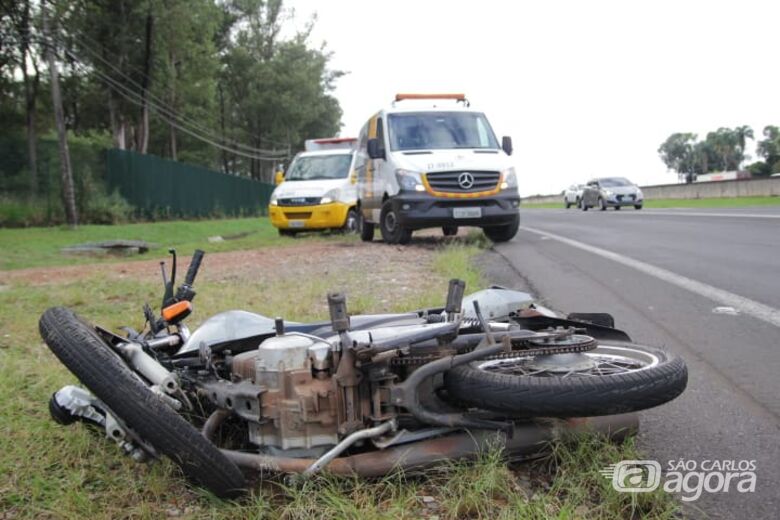 Duas pessoas ficam feridas em acidente envolvendo moto e carro na WL - Crédito: Marco Lúcio