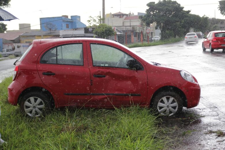 Carro tomba ao passar em poça na Bruno Rugiero - Crédito: Marco Lúcio