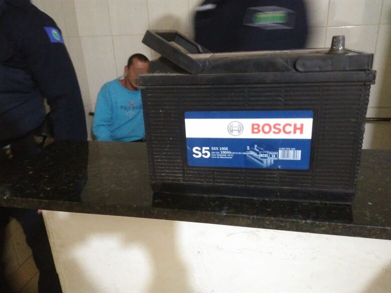 GM flagra homem carregando objeto furtado durante a madrugada - Crédito: Marco Lúcio/Divulgação