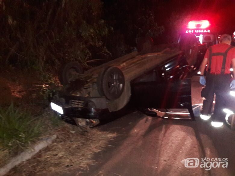 Motorista bate carro em barranco após passar mal ao volante - Crédito: São Carlos Agora