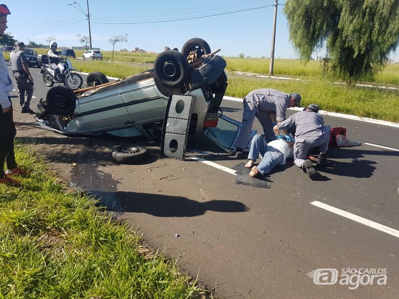 Motorista sofre mal súbito, carro colide em árvore e capota - Crédito: Maycon Maximino