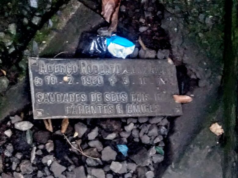 Placa de túmulo é encontrada em bueiro - Crédito: Divulgação