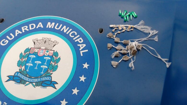 GM flagra dupla com drogas em frente a CEMEI Maria Alice Vaz - Crédito: Divulgação/GM