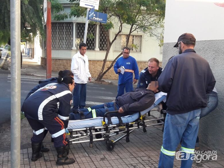 Após acidente, motociclista é socorrido com dores nas costas - Crédito: Maycon Maximino