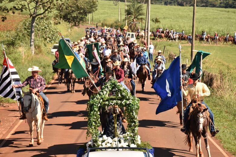 Procissão de Cavaleiros reúne mais de 200 participantes em Santa Eudóxia - Crédito: Lau Menezes e John Celebracion