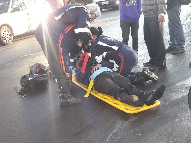 Carro colide em moto na Vila Nery; um ferido - Crédito: Maycon Maximino