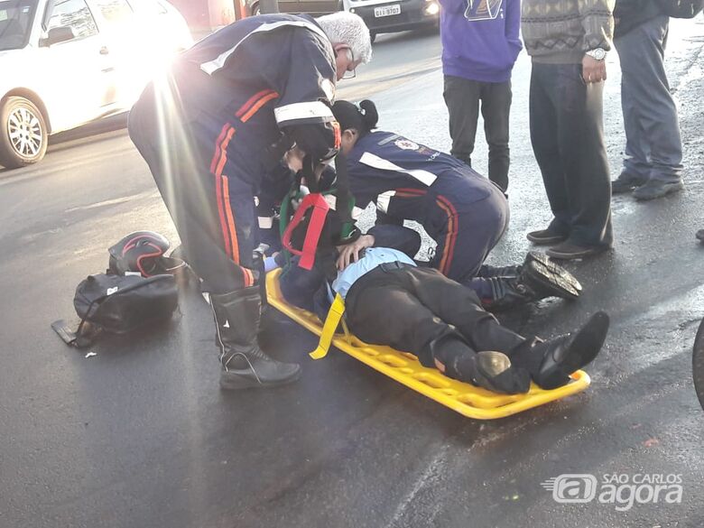 Carro colide em moto na Vila Nery; um ferido - Crédito: Maycon Maximino