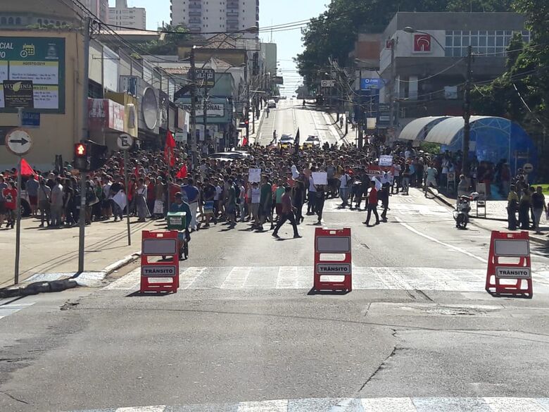 Estudantes protestam contra corte de recursos na Educação e contra a Reforma da Previdência - Crédito: Maycon Maximino