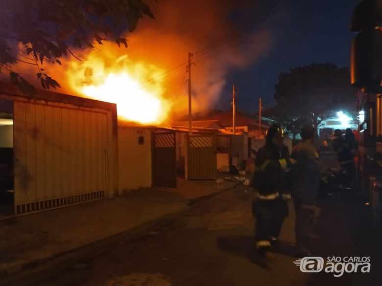 Incêndio de grandes proporções atinge duas casas na Vila Marina - Crédito: Luciano Lopes