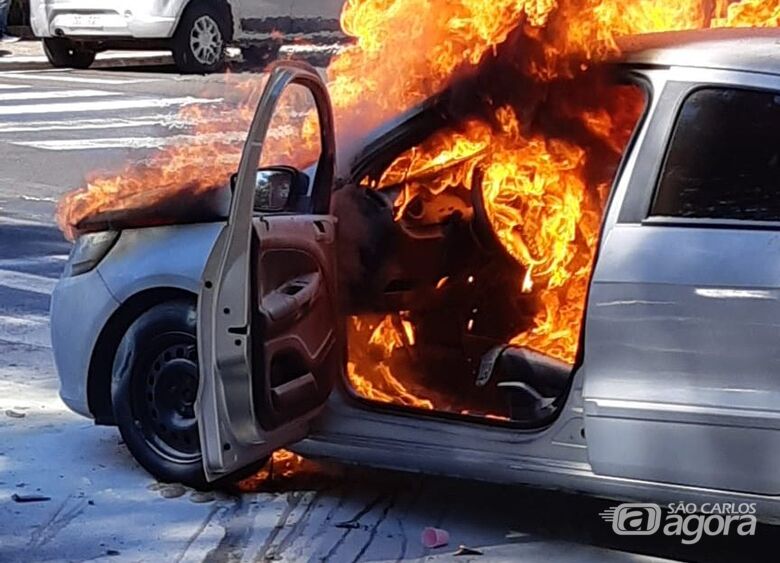 Carro é consumido por incêndio no Centro de São Carlos - Crédito: Colaboradores