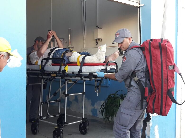 Homem sofre fraturas após cair de escada dentro de igreja na Vila Prado - Crédito: Maycon Maximino