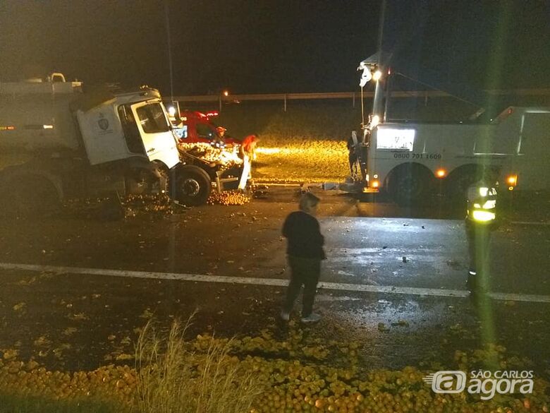 Colisão entre dois caminhões deixa motorista ferido na Washington Luis - Crédito: Redes Sociais