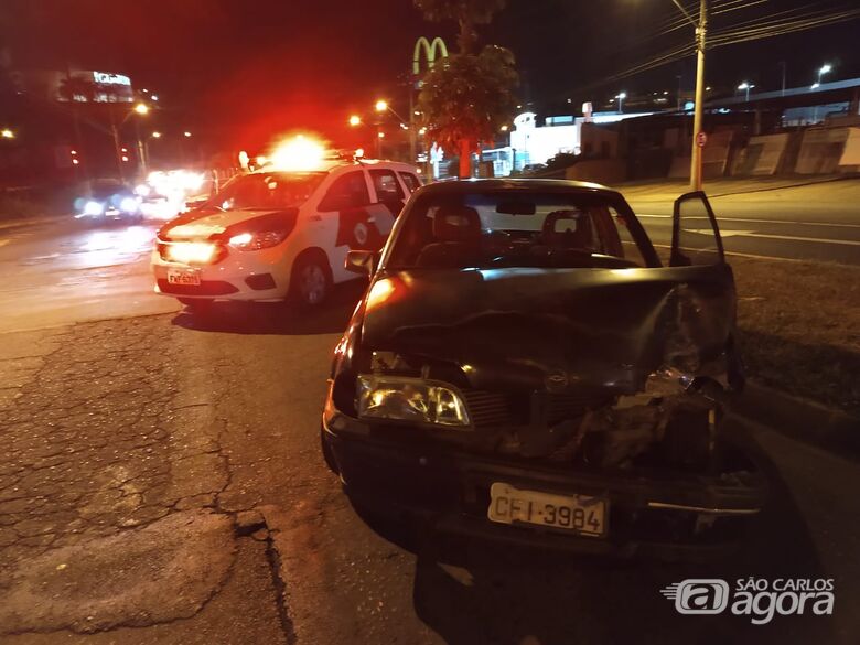 Motorista bate em poste na região do shopping - Crédito: Luciano Lopes