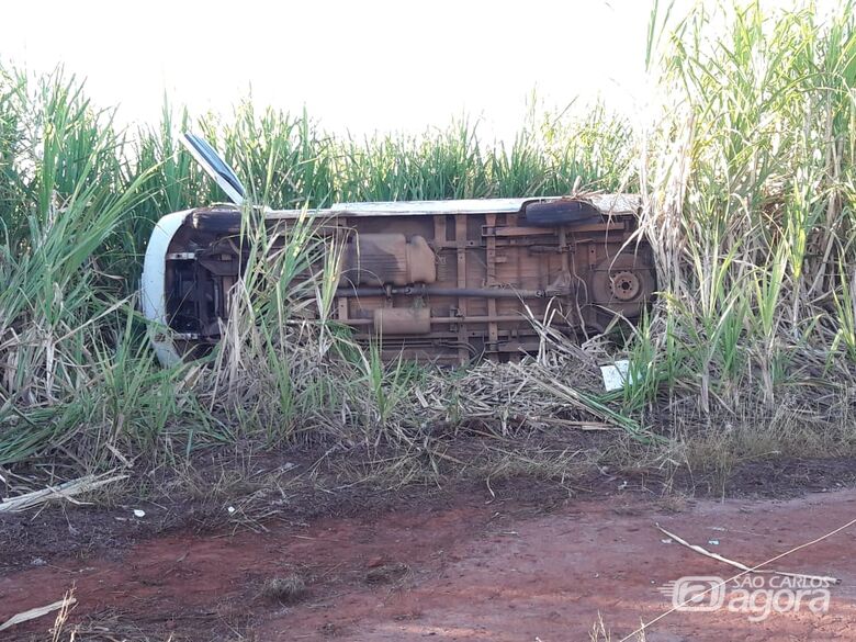 Van que levava criança especial à APAE tomba em estrada municipal - Crédito: Maycon Maximino