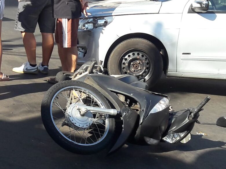 Motociclista fica ferida após acidente no Centro - Crédito: Maycon Maximino