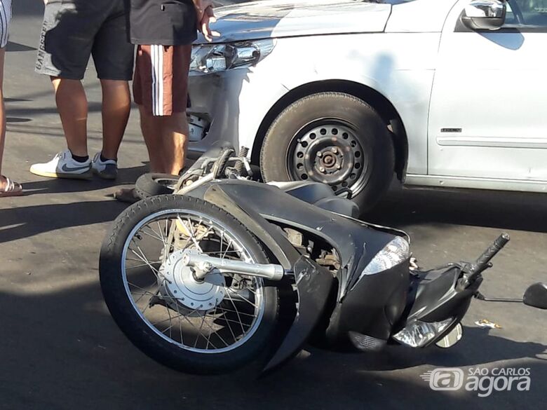 Motociclista fica ferida após acidente no Centro - Crédito: Maycon Maximino