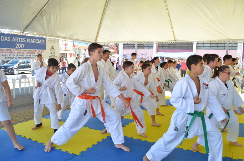 Sábado tem apresentação de MMA, Kung Fue Muay Thai na Praça do Mercado -