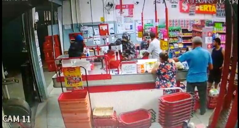 Dupla assalta supermercado no Jardim dos Coqueiros; veja o vídeo -
