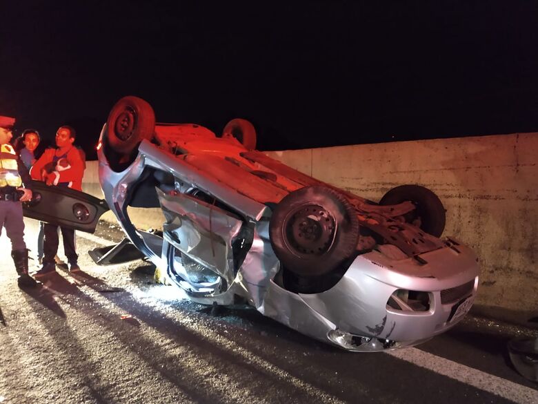 Carro capota na Washington Luís; mãe e filha ficam feridas - Crédito: Luciano Lopes