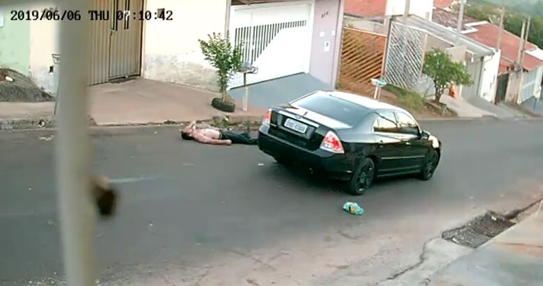 Mecânico é retirado à força de carro por bandidos no Jardim Medeiros - Crédito: Reprodução