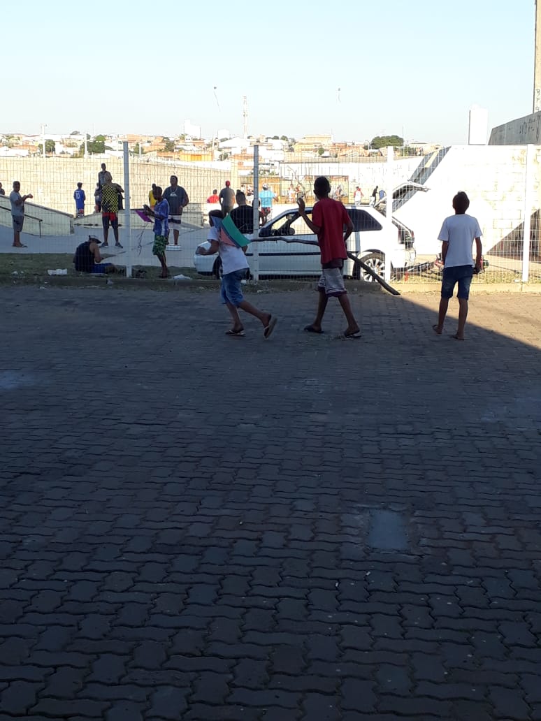 Crianças invadem UPA do Aracy atrás de pipa e danificam carro de funcionário - Crédito: Colaborador/SCA