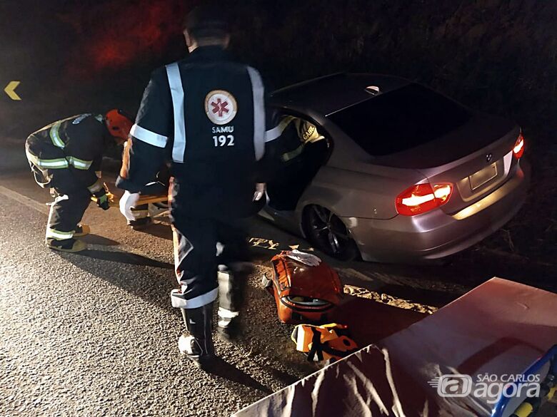 Mulher fica ferida em colisão envolvendo Palio e BMW na SP-215 - Crédito: Luciano Lopes