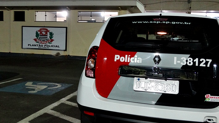 Homem resiste a prisão após entrar e igreja para brigar com ex-esposa. -