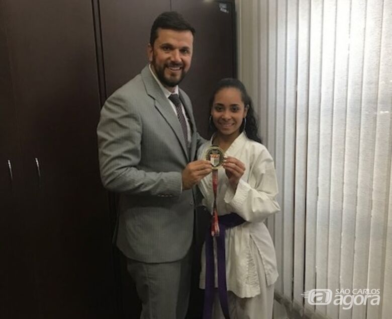 Vereador Rodson parabeniza a karateca Thamires pela conquista no Campeonato Paulista de Karatê - Crédito: Divulgação