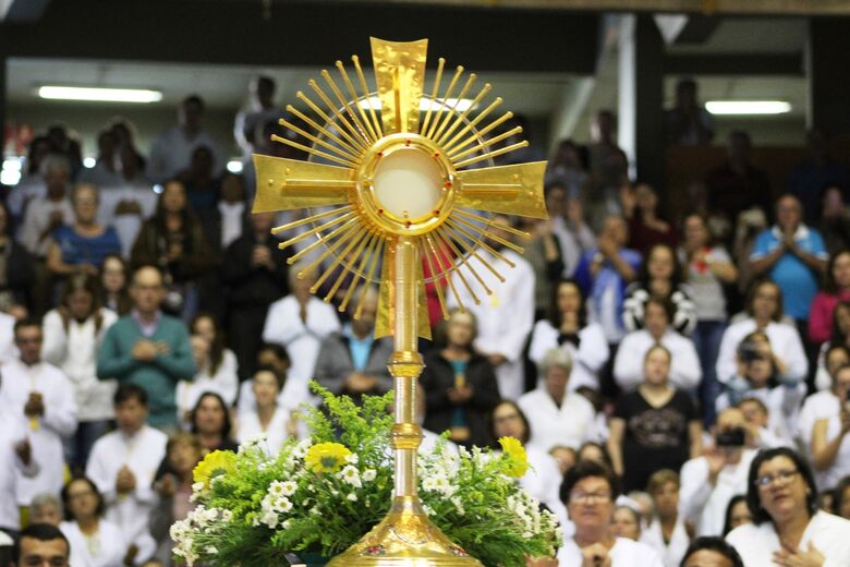 Fieis se reúnem no Milton Olaio para missa de Corpus Christi - Crédito: Divulgação