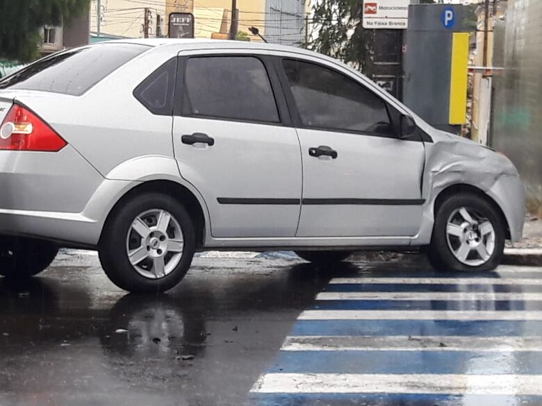Motoristas não assumem a culpa por colisão no centro - Crédito: Maycon Maximino