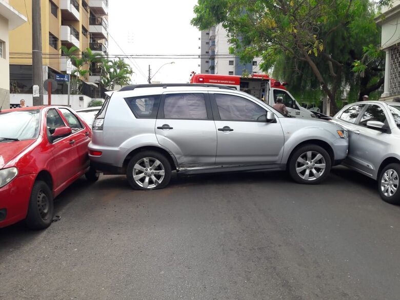 Colisão no centro envolve cinco carros e um homem fica ferido - Crédito: Maycon Maximino