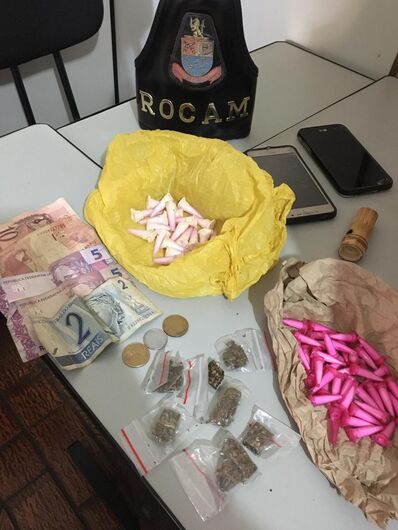 ROCAM flagra trio traficando drogas na Vila Jacobucci -