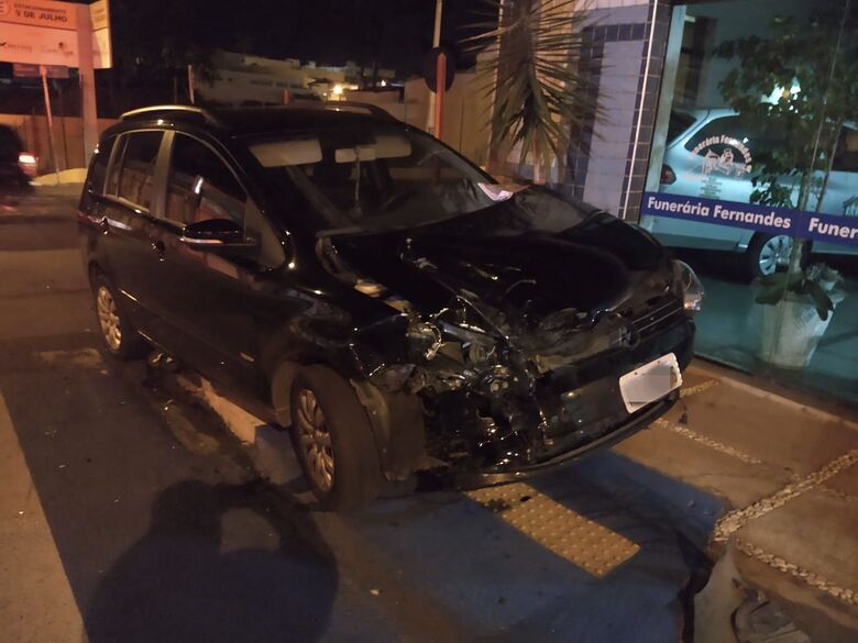 Caminhonete colide em carro e menina de 12 anos fica ferida - Crédito: Luciano Lopes