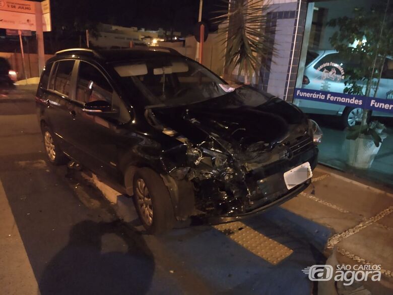 Caminhonete colide em carro e menina de 12 anos fica ferida - Crédito: Luciano Lopes