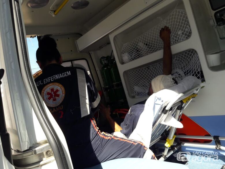 Motociclista sofre queda e bate cabeça em carretinha - Crédito: Maycon Maximino