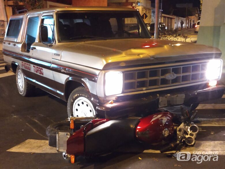 Moto fica presa embaixo de caminhonete após colisão - Crédito: Luciano Lopes