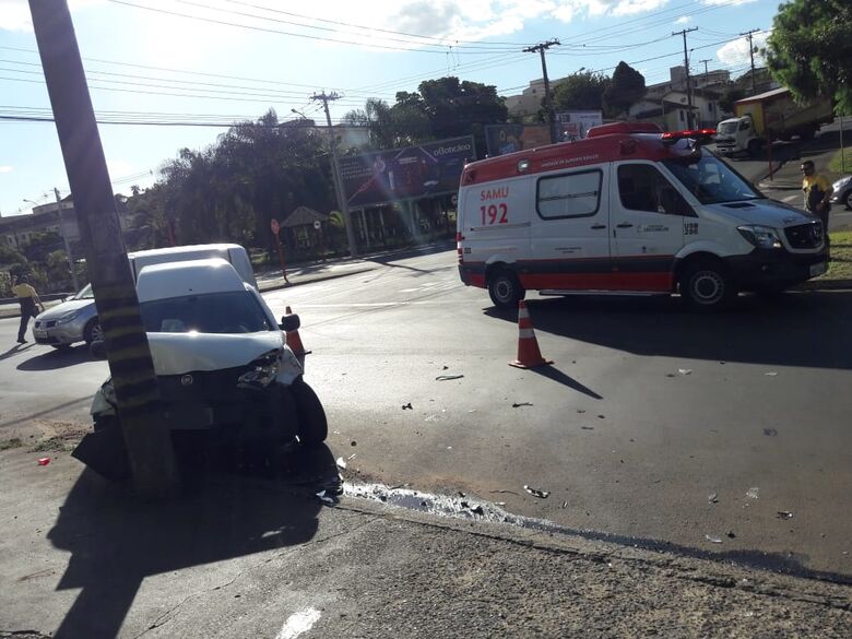 Fiorino colide em poste no Jardim Macarengo - Crédito: Maycon Maximino