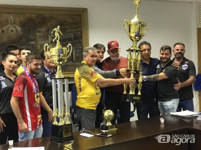 São Carlos Futsal apresenta troféu da Taça EPTV ao prefeito Airton Garcia - Crédito: Divulgação