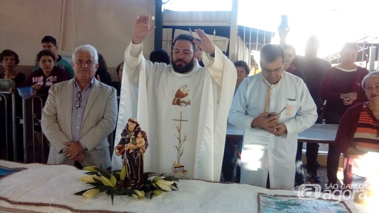 Fieis comparecem para prestigiar o bolo de Santo Antonio - Crédito: Maycon Maximino