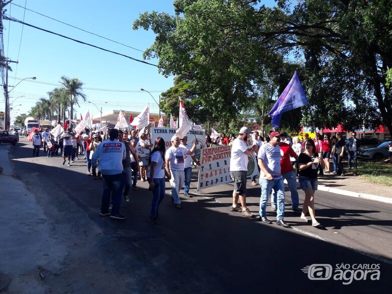 Camponeses, professores, estudantes e funcionários da Volks lutam por seus direitos durante movimento - Crédito: Maycon Maximino