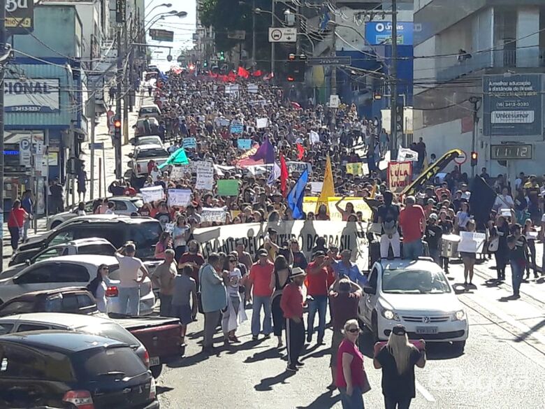 Desde o “Levante pelo Futuro do Brasil” até o “Lula Livre”; protesto reúne milhares de pessoas em São Carlos - Crédito: Maycon Maximino